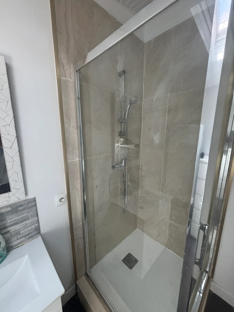 Rénovation cabine de douche porte vitrée Bordeaux — SPServices33 plombier salle de bain Gironde